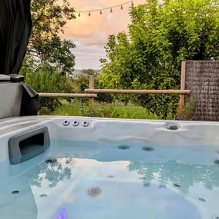 Holiday home Le Cemarose: Spa, Jardin, Terrasse Et Jolie Vue Au Coeur D'epernay Epernay